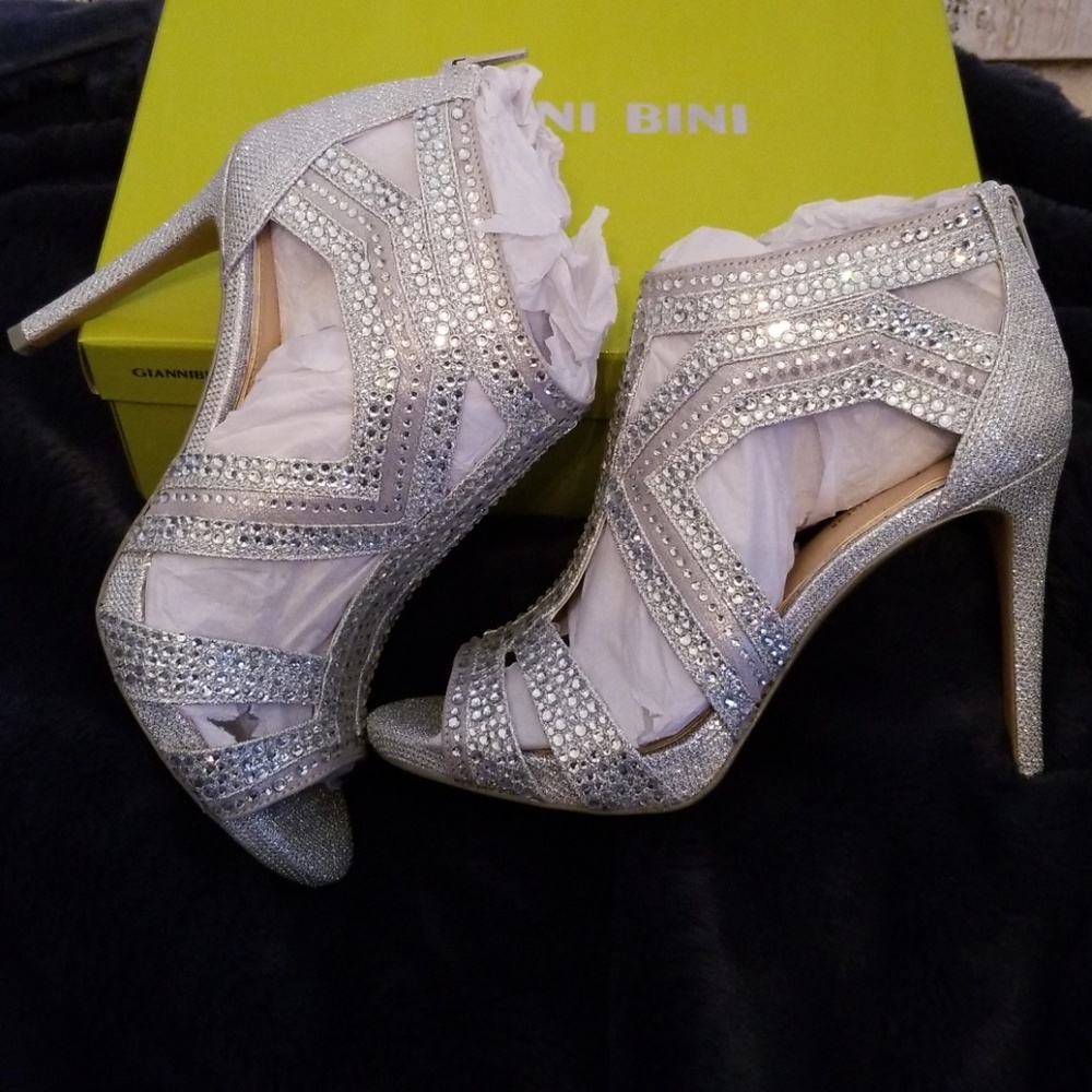 NWT Gianni Bini Sianna Rhinestone Heels